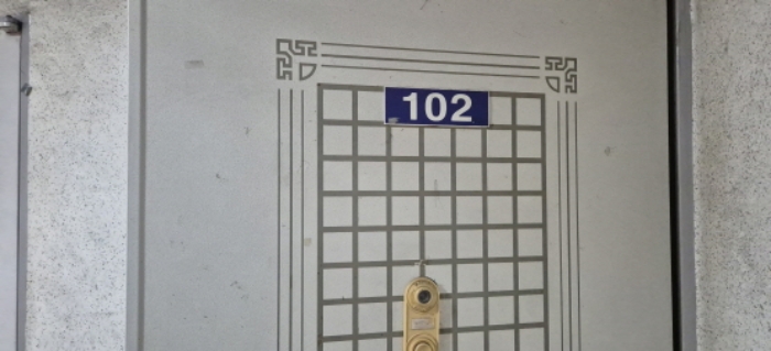 전유세대 출입문(102)