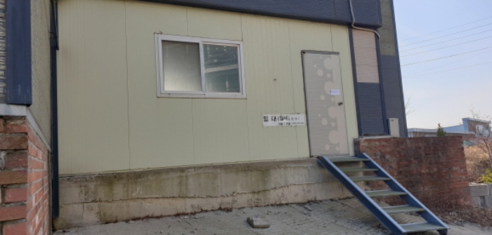 1층 북동쪽 출입문