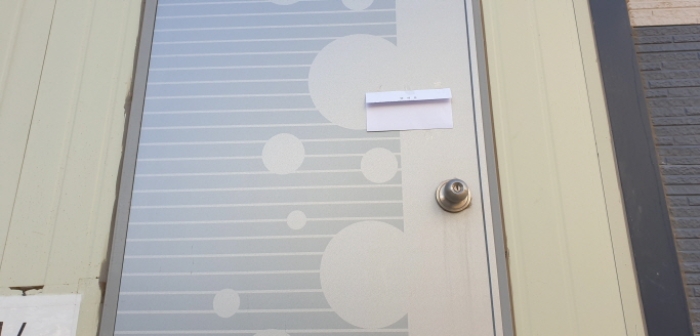 1층 북동쪽 출입문 안내문 부착