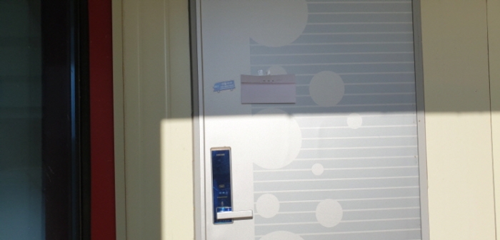 1층 서남쪽 출입문(안내문 부착)