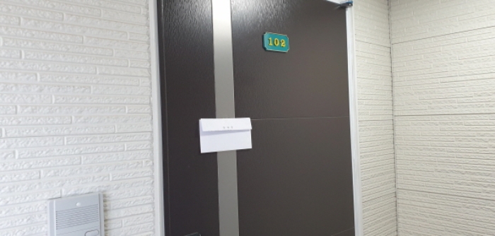 2층 102호 현관문