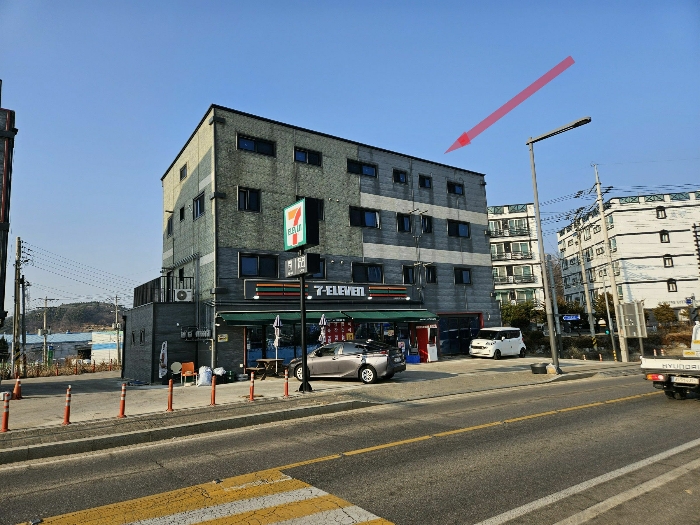 본건 전경 (본건 남서측 인근에서 촬영)