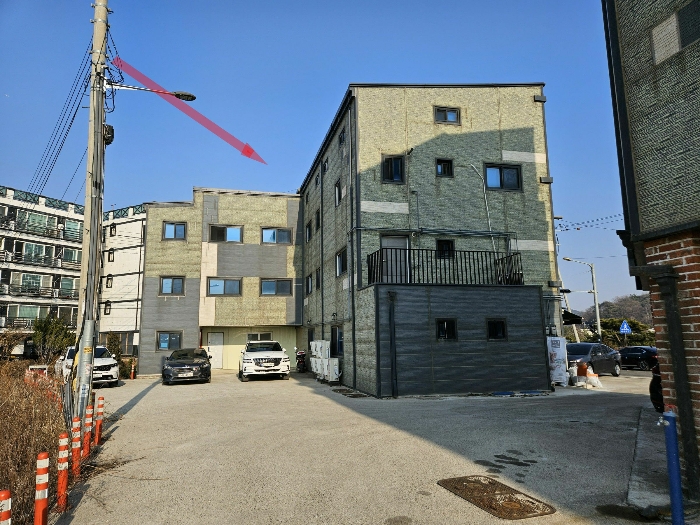 본건 전경 (본건 서측 인근에서 촬영)