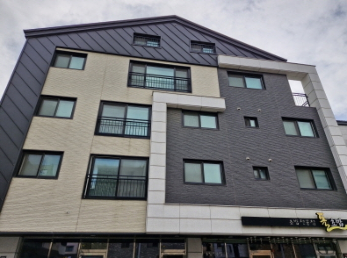 건물 전경 및 1층 상가