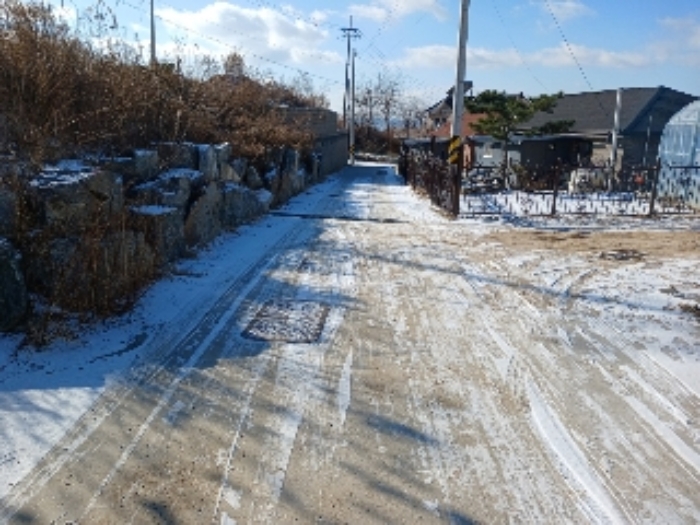 목록4 전경(택지조성지의 진입로-콘크리트포장)