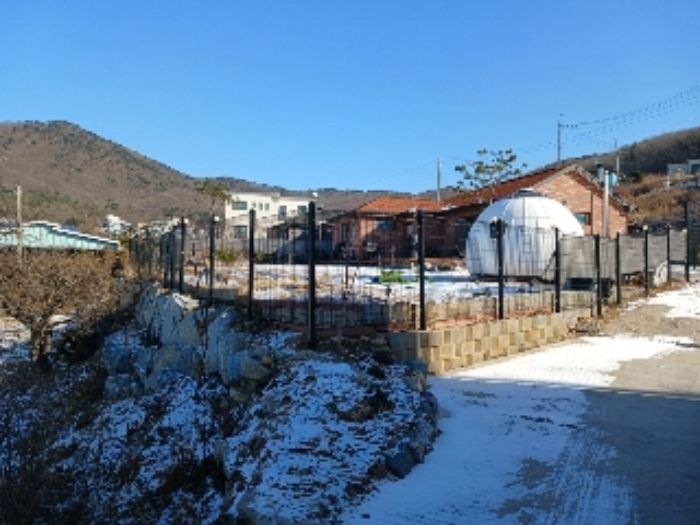 목록1 전경(목록6의 대지 및 마당)-마당에 제시외 이글루형 농막이 있음