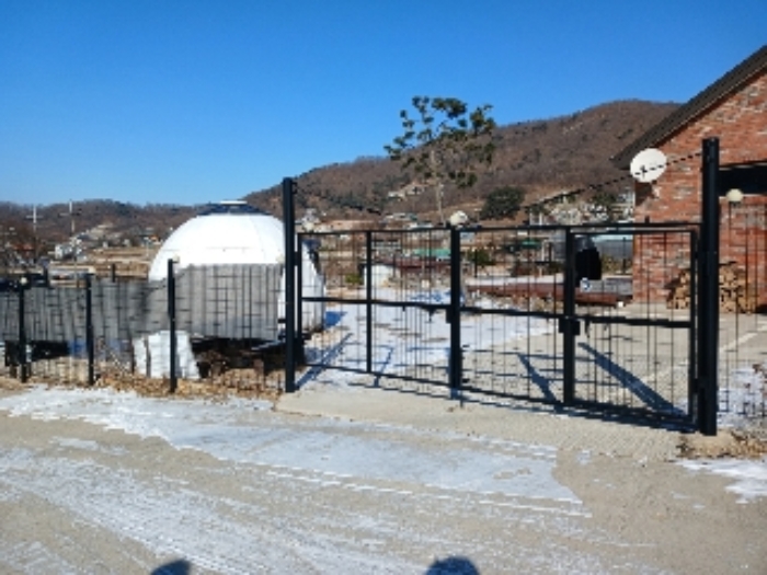 목록1 전경(목록6의 대지 및 마당)-마당에 제시외 이글루형 농막이 있음