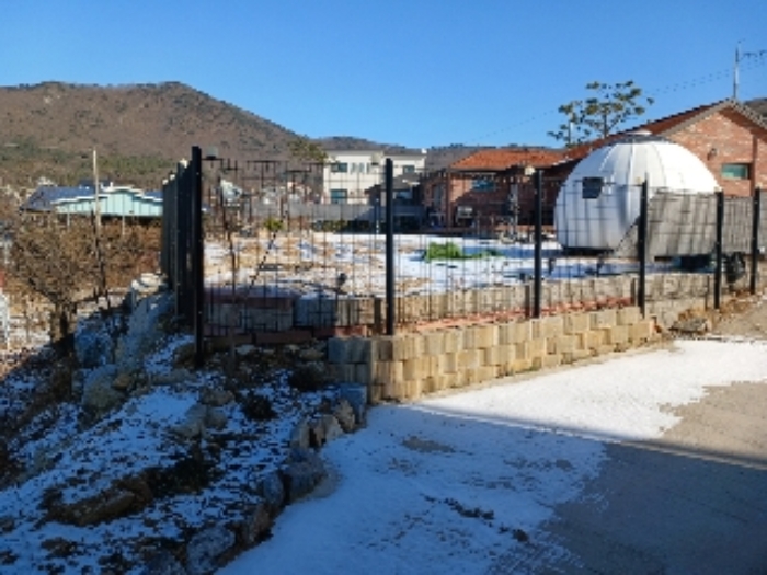 목록1 전경(목록6의 대지 및 마당)-마당에 제시외 이글루형 농막이 있음