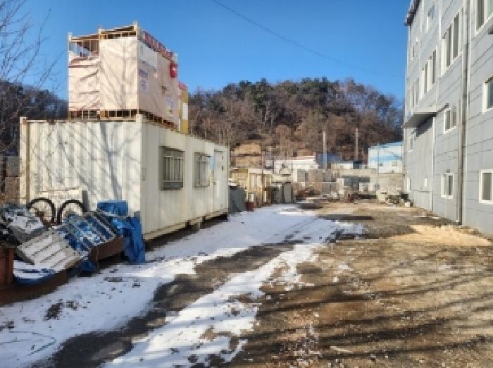 본건에소재하는이동가능한컨테이너