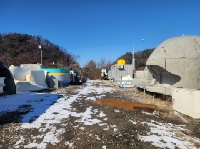 본건에소재하는조형물및이동가능한컨테이너