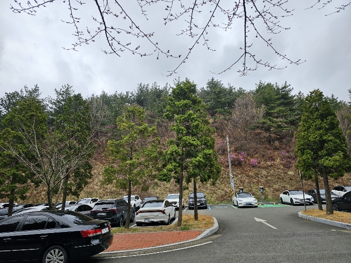 일련번호 4(북서측), 임야하부 및 주차장일부는 일련번호 5