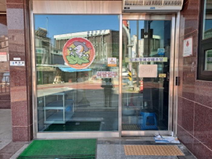 목록 2 2층 식당 출입문