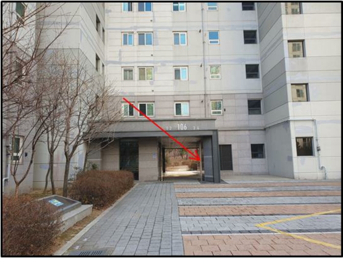 [ 본건 소재 106동 1층 출입구 ]