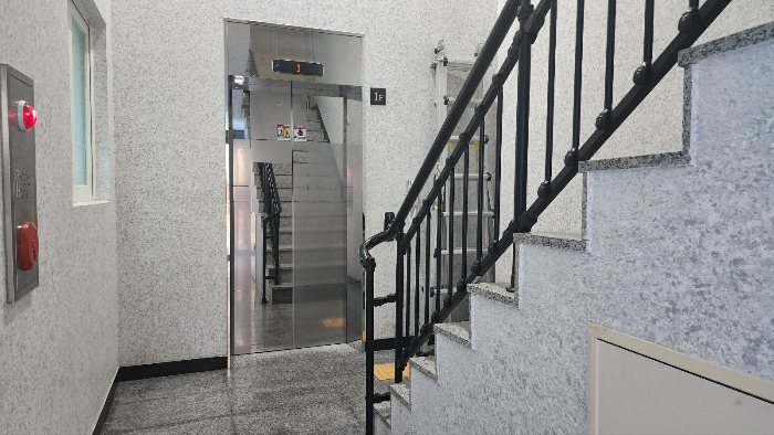 본건 건물 1층 엘리베이터 및 계단