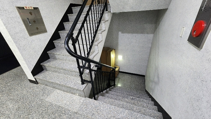 본건 출입 계단