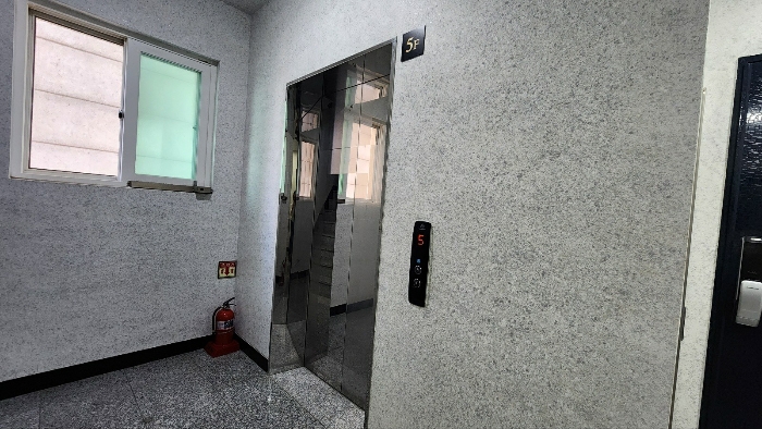 본건 제5층 출입 엘리베이터