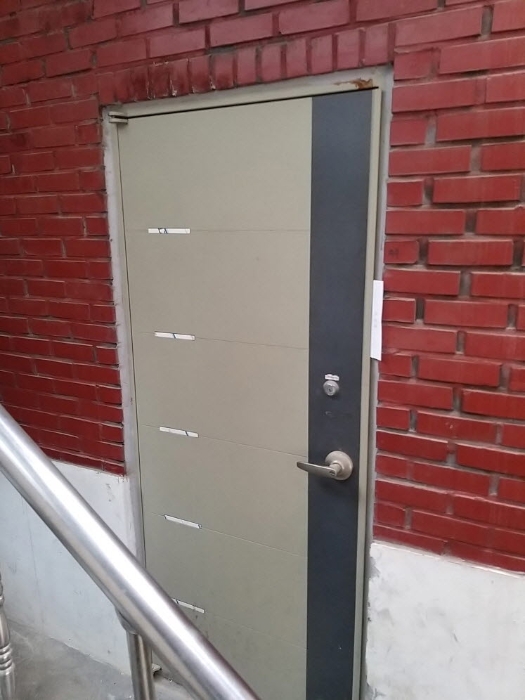 세대출입문(지층우)