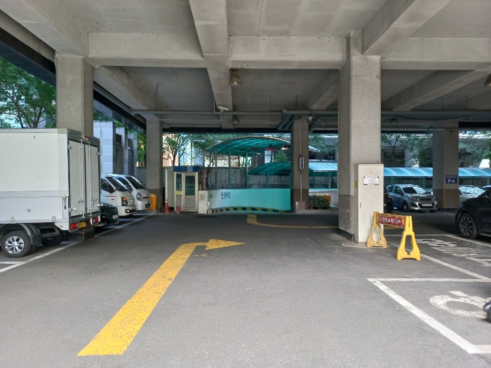 지하주차장 출입구