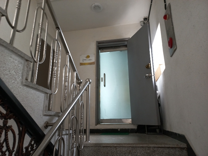 3층 사무실 입구