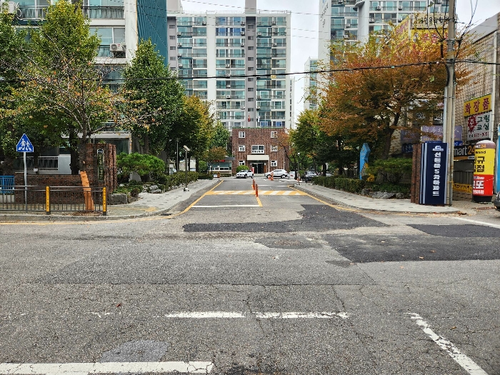 본 건 소재 단지 입구 전경