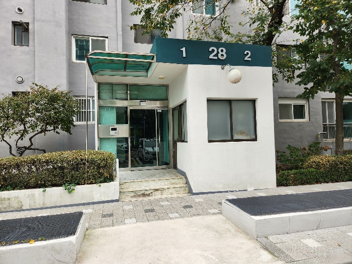 본 건 소재 건물 출입구 전경