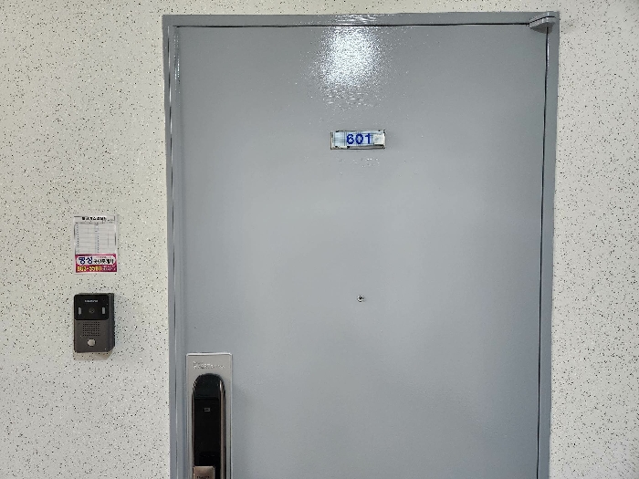 본 건 현관 전경