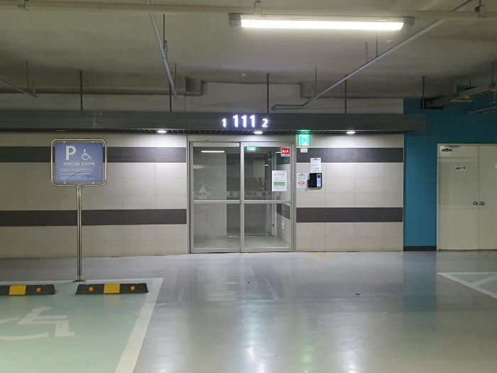 지층 공동 출입구