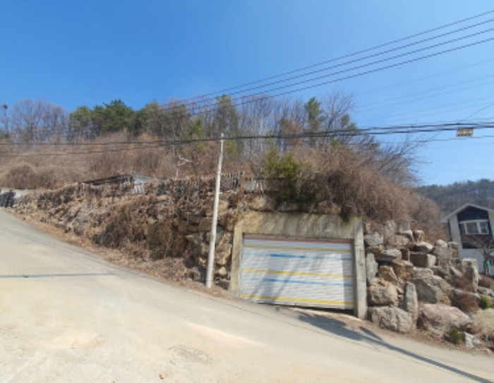 현장사진(토지, 건물, 부속건물 주차장 전경)