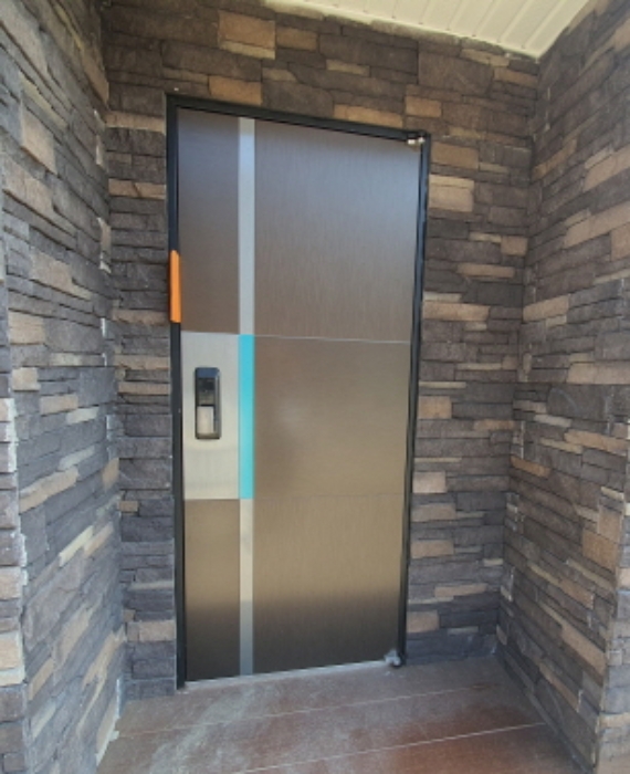 현장사진(건물 현관문)