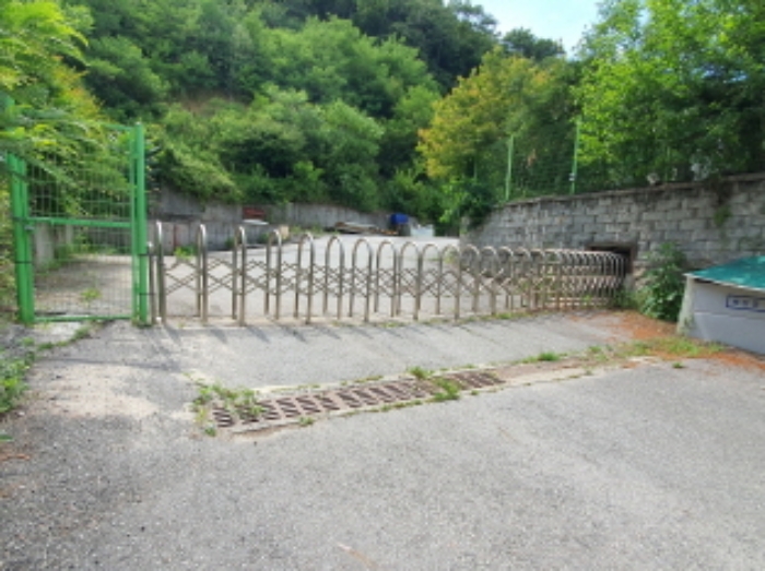 현장사진(본 건물 정문)