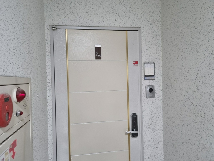 본건 21층 2104호 현관