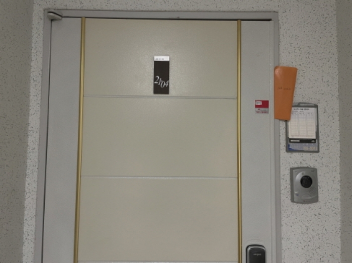 2104호 출입문