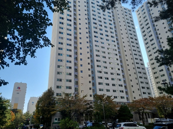 본건 북서측에서 촬영