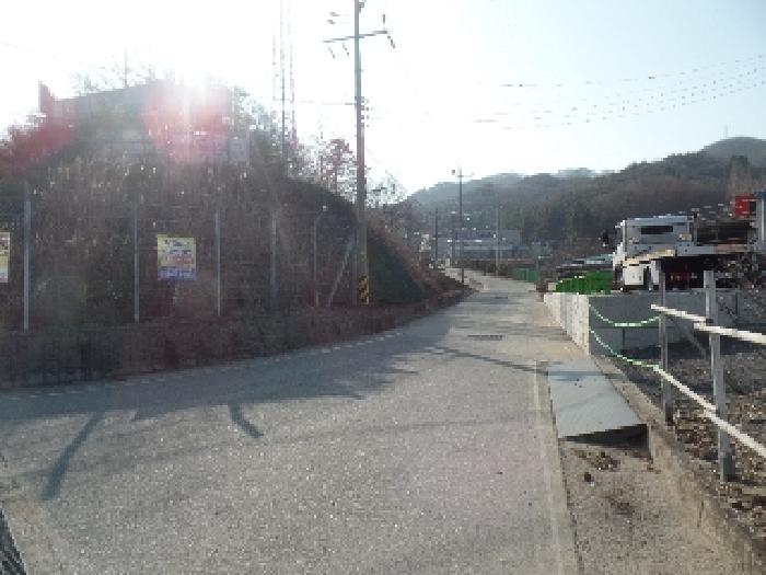 기호 2. 동측 진출입 도로 부분 및 일부 임야