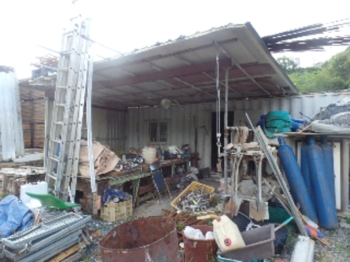 제시외 ㄷ.간이구조 비가림시설(타인 소유) 및 이동식 컨테이너박스 2동(타인 소유)