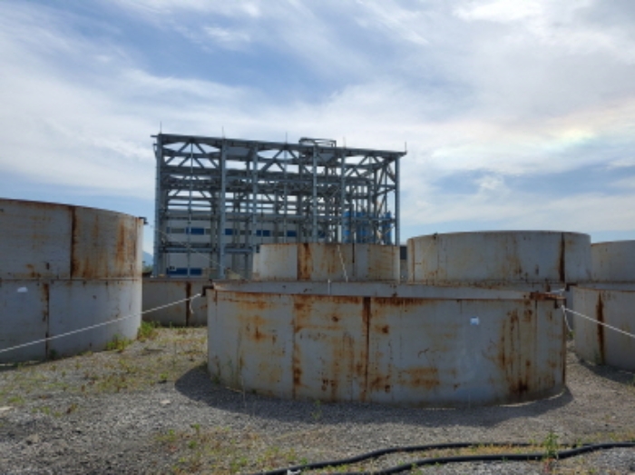 미완성 철 구조물 있음.