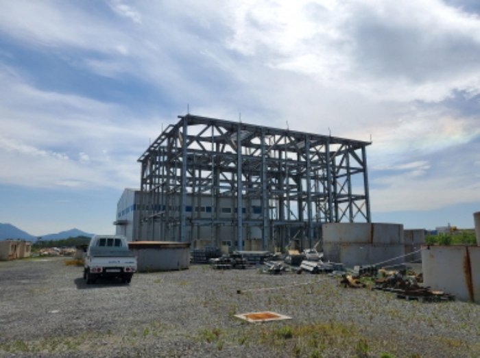 미완성 철 구조물 있음.