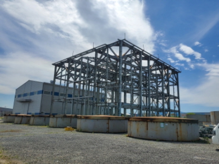 미완성 철 구조물 있음.