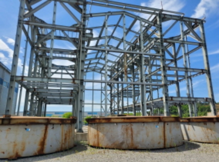 미완성 철 구조물 있음.