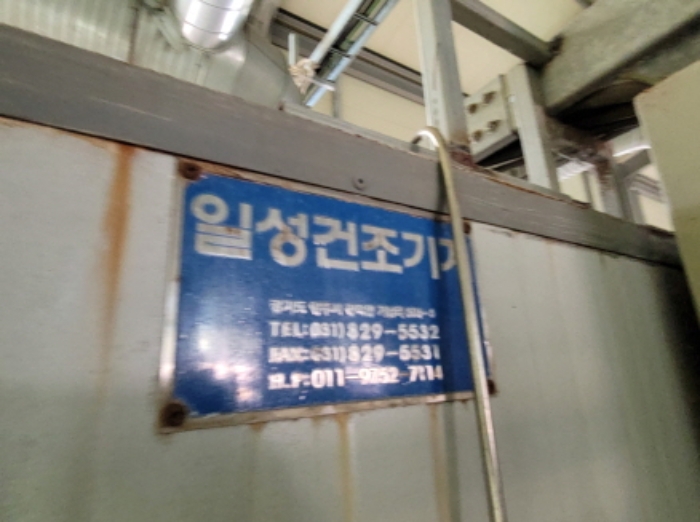 공장에 소재한 기계기구 사진