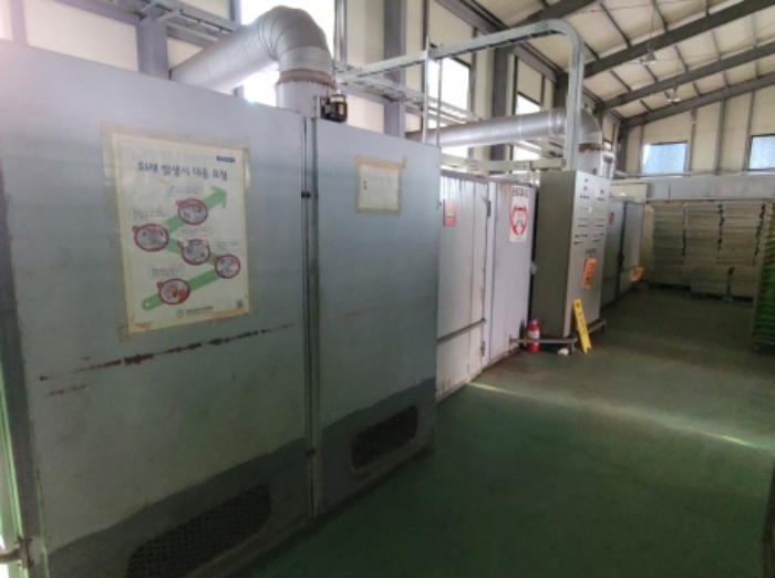 공장에 소재한 기계기구 사진