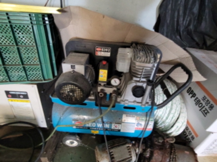 공장에 소재한 기계기구 사진