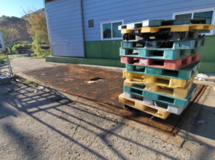 물건4번, 단층 미역가공시설 입구변으로 대형 저울 소재함.