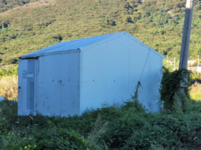 물건4번, 공장 뒷편에 제시외 건물(ㄱ) 판넬식 창고 시설 소재함.