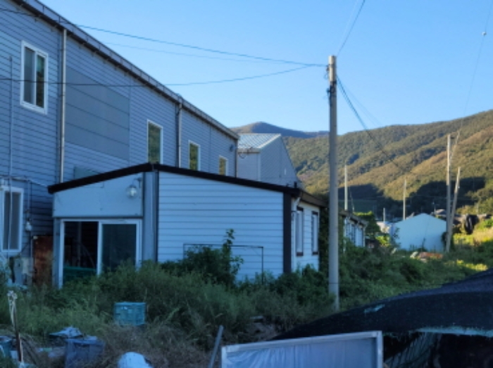 물건5번, 공장 뒷편에 제시외 건물(ㄴ) 판넬식 직원 숙소 소재함.