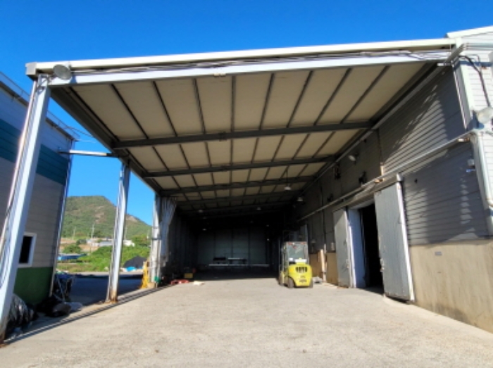 물건4번, 단층 미역가공시설 전경으로 판넬식 차양막(ㄱ) 설치됨.