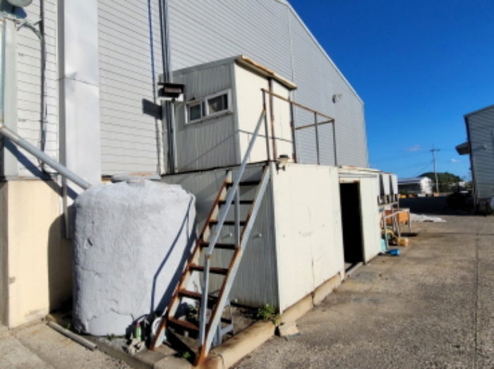 물건4번, 단층 미역가공시설 입구변으로 대형저울 및 대형냉장실 모터 기계실 소재함.