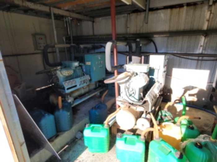 물건4번, 단층 미역가공시설 입구변으로  대형냉장실 모터 기계실 소재함.