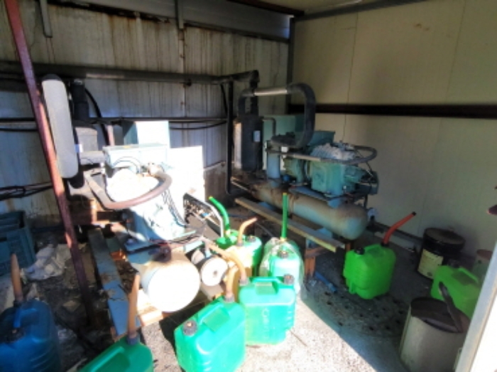 물건4번, 단층 미역가공시설 입구변으로  대형냉장실 모터 기계실 소재함.