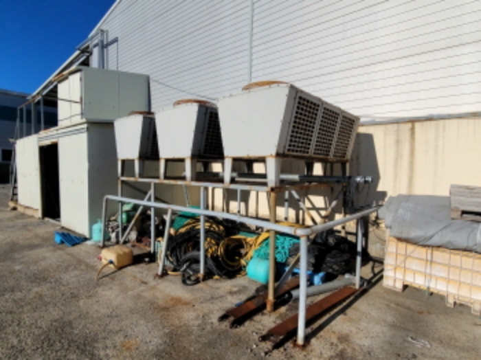 물건4번, 단층 미역가공시설은 대형 냉장실 실외기 전경사진.